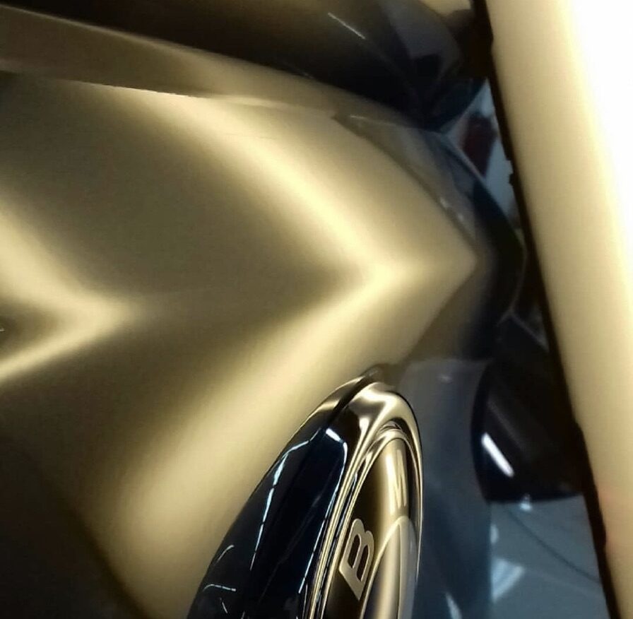 Dieselbe Motorhaube nach der lackschadenfreien Ausbeultechnik