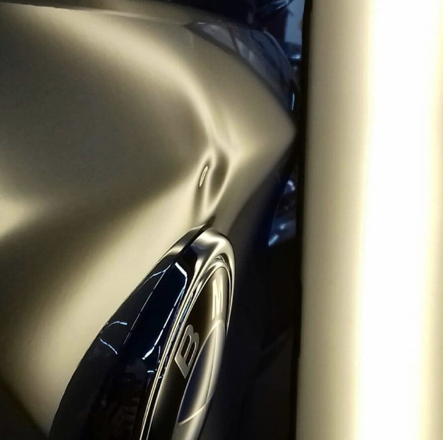 Hageldelle in einer goldfarbenen Motorhaube