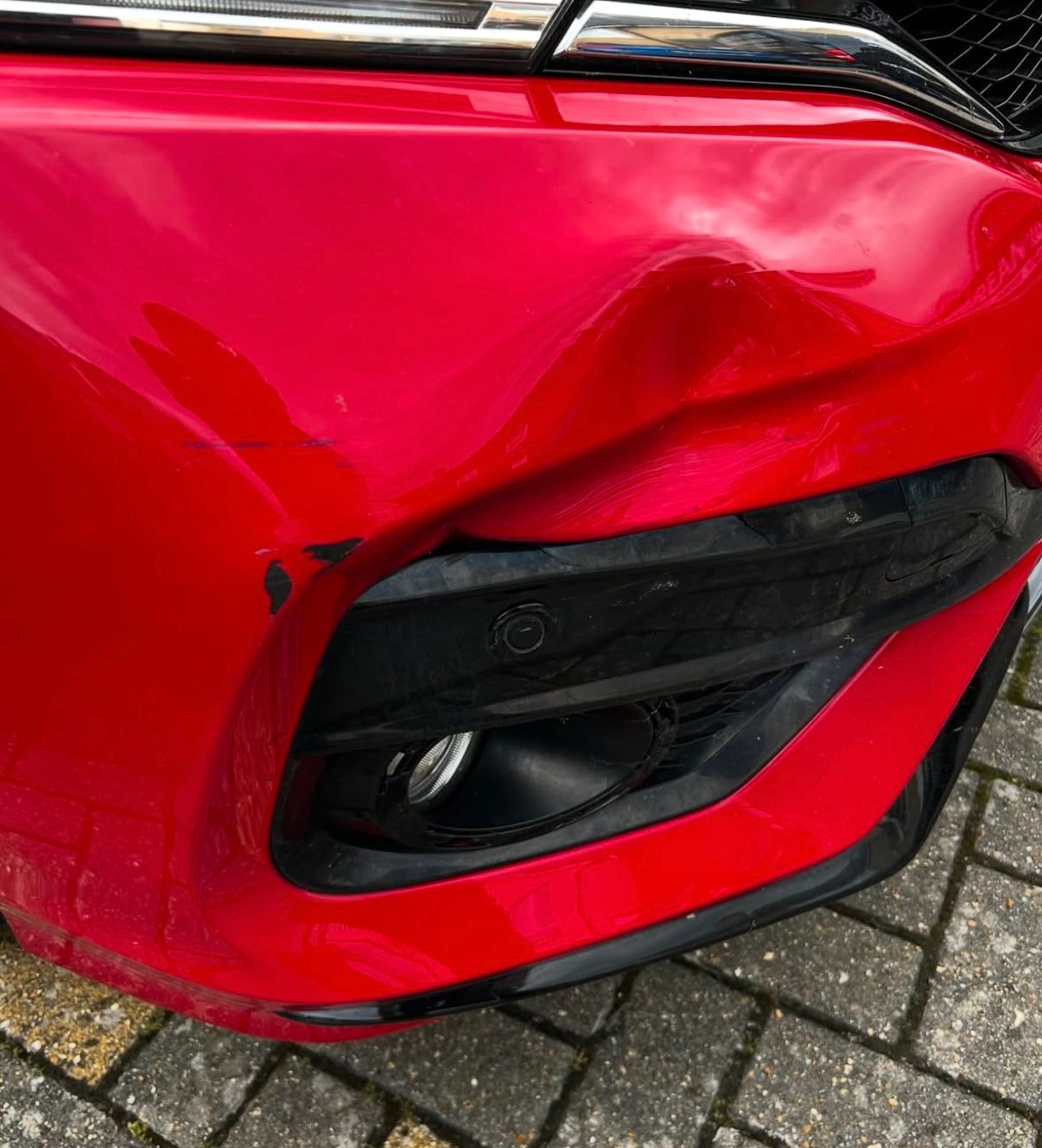 Unfallschaden an der Front eines Fahrzeugs